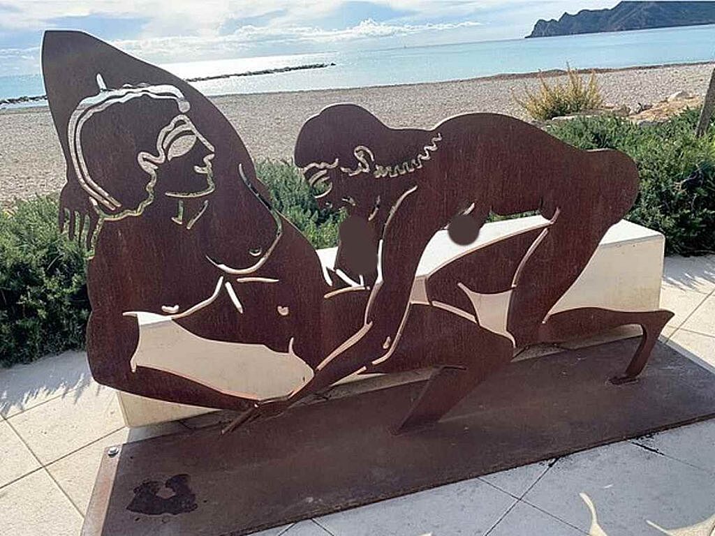 Порнографические фигуры появились на пляже в Испании