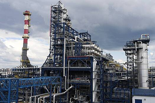 Прибыль «Газпром нефти» упала почти в два раза