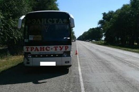 На Ставрополье пассажирский автобус врезался в легковушку