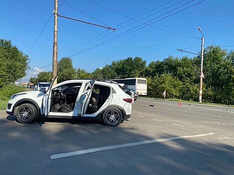 На трассе под Саратовом автобус врезался в припаркованную иномарку