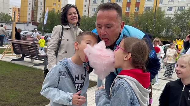 Праздник двора с танцами и сладкой ватой прошел в новоуренгойском микрорайоне Юбилейный. ВИДЕО
