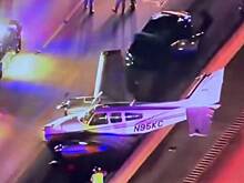 Американка врезалась в самолет, севший на аварийную посадку на трассу во Флориде