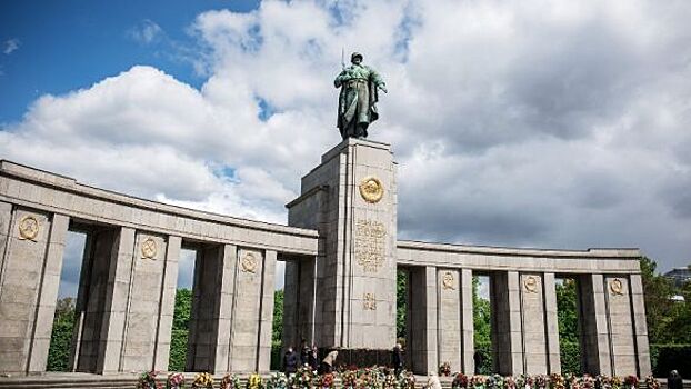 NYT: Германия не будет сносить 4000 советских памятников