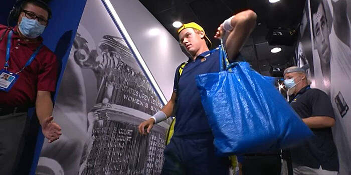 Руне о том, что вышел на матч с Джоковичем с сумкой из Икеи: «Я могу сложить туда все свои напитки и бананы. Мне с ней просто удобно»