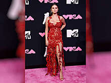 Певица Селена Гомес пришла на музыкальную премию в платье с глубоким декольте