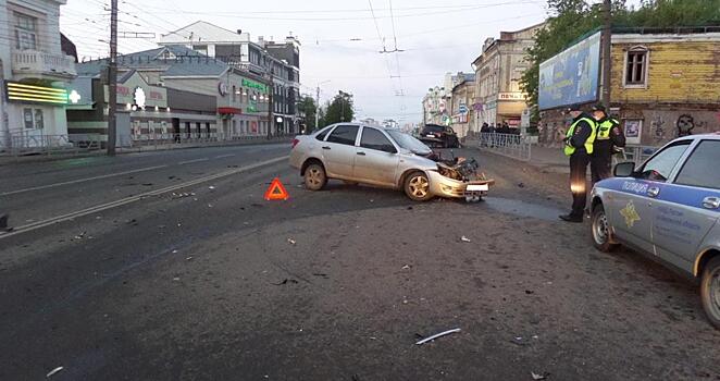 В Кирове в результате столкновения «Гранты» с «Фольксвагеном» три человека получили травмы