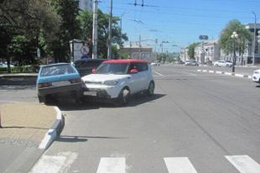 В Белгороде две машины не разъехались на перекрестке: есть пострадавшие