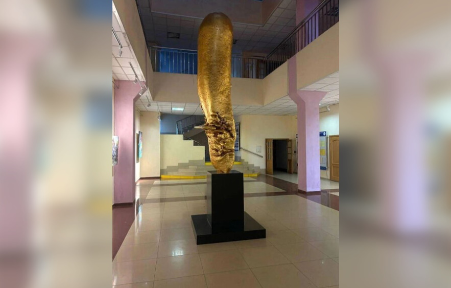 Скульптуру «золотого фаллоса» откроют в Читинском университете