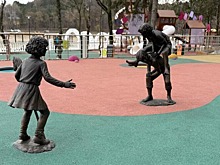 Берега Старого озера в Кисловодске украсили скульптурами отдыхающих
