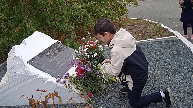 В Беляевском районе почтили память погибших 15 лет назад школьниц