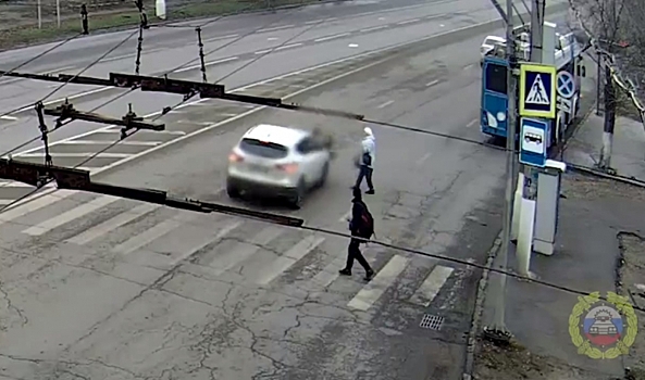 Наезд иномарки на женщину в Краснооктябрьском районе Волгограда попал на камеру