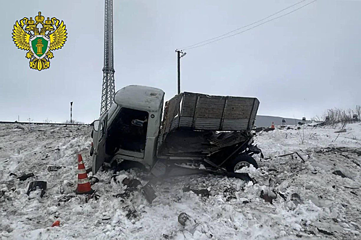 В Волгоградской области поезд протаранил грузовик