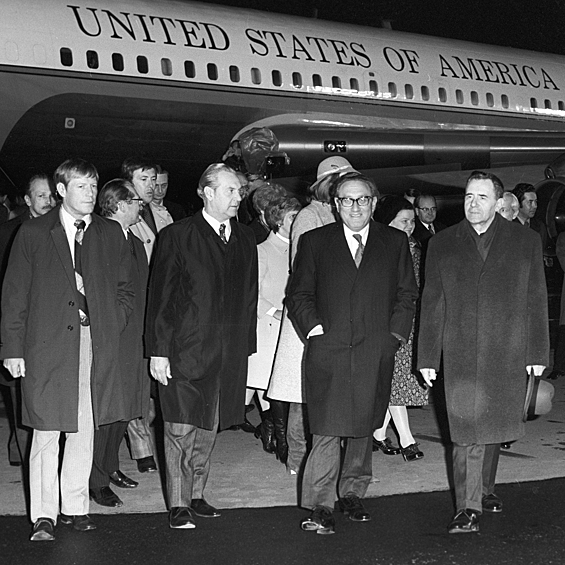 Государственный секретарь Соединенных Штатов Америки Генри Киссинджер и министр иностранных дел СССР Андрей  Громыко во время встречи в аэропорту Внуково, 1974 год