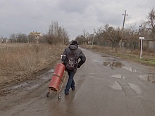 В подвалах без газа и воды: как живут в пригороде Мариуполя запертые националистами люди