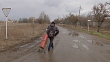 В подвалах без газа и воды: как живут в пригороде Мариуполя запертые националистами люди