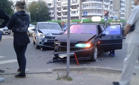 Два водителя не поделили дорогу на улице Ивана Сусанина в Костроме