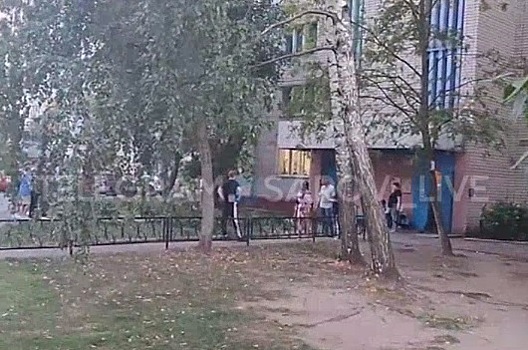 Мать выкинула ребенка из окна мо. Выбросила из окна 11 этажа. Женщина выбросила ребенка из окна. Выбросила ребенка из окна. Мать выкинула ребенка из окна мо.