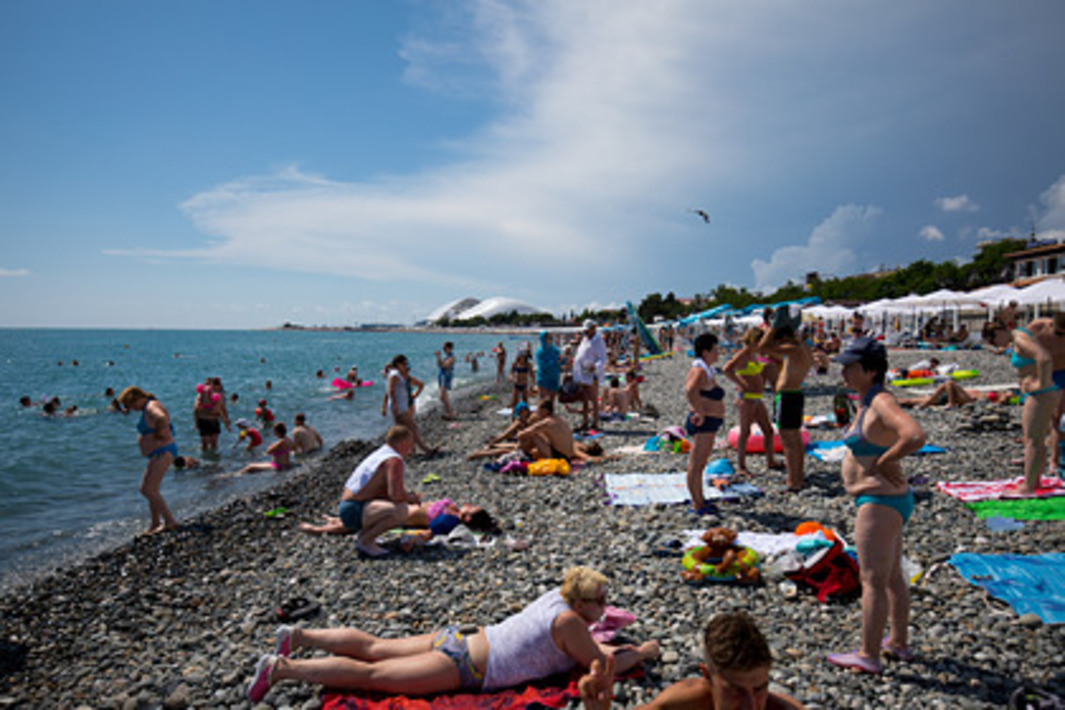 Крым отдых опасно ли. Пляжи Сочи для отдыха. Отдыхающие на пляже в Сочи. Летний пляж Россия. Пляж рест -Мацесты.
