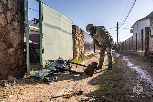 В Севастополе показали упавший на частный дом беспилотник