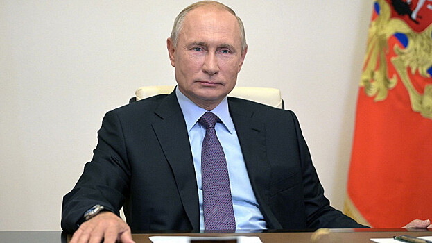 Путин поручил защитить минимальный доход от списания по долгам