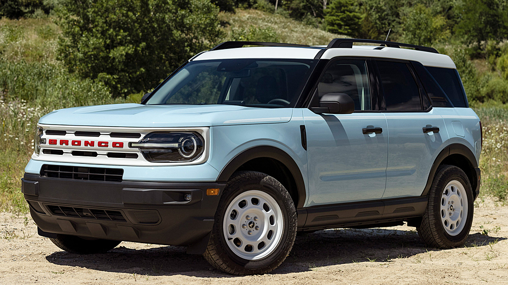Ford Bronco Sport (9 баллов из 10). Не правда ли, изумительная обманка? Выглядит словно заправский вездеход в духе старшего рамного Bronco, а на деле — весьма толковый паркетник. «Спорт» делит платформу с Ford Escape, Lincoln Corsair и пикапом Ford Maverick, отличается достойной геометрической проходимостью, имеет стандартный полный привод и длинный список опций. У исполнений Badlands и Sasquatch увеличенный на дюйм клиренс, усиленные амортизаторы и шины all-terrain на 17-дюймовых дисках. Начальный трехцилиндровый мотор объемом 1,5 литра (184 л.с.) с наддувом не всех удовлетворит темпераментом, поэтому Car and Driver рекомендует присмотреться к 253-сильной двухлитровой «турбочетверке». Оба работают с восьмиступенчатой автоматической КП.