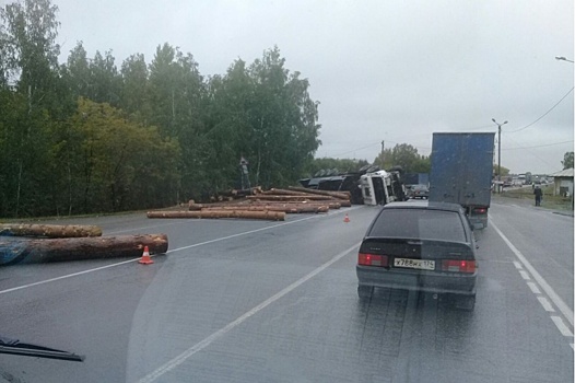 Челябинскую трассу заблокировали бревна