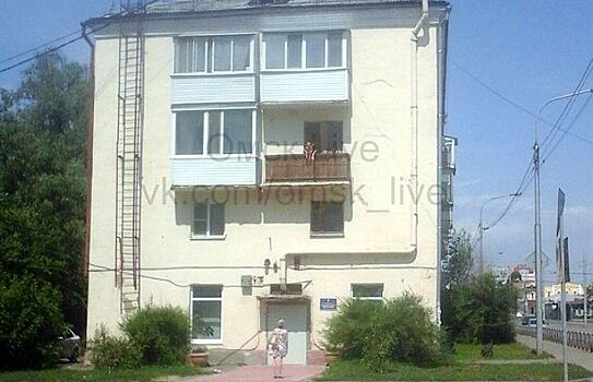 Фото: женщина "выгуливала" маленького ребенка на ограждении балкона в Омске