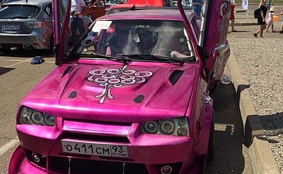 В Краснодаре на парковке OZ Молл проходит День автозвука и тюнинга