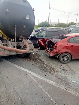 В Тюмени «КАМАЗ» «собрал» припаркованные на стоянке машины. ФОТО