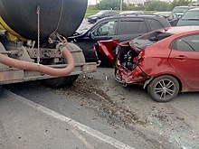В Тюмени «КАМАЗ» «собрал» припаркованные на стоянке машины. ФОТО