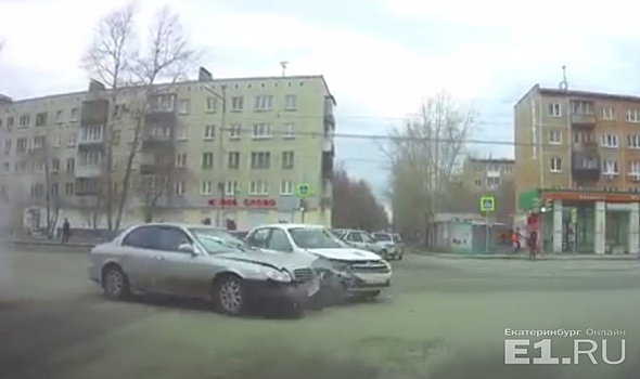 На Уралмаше столкнулись две легковушки — от удара машины отбросило на пешеходов