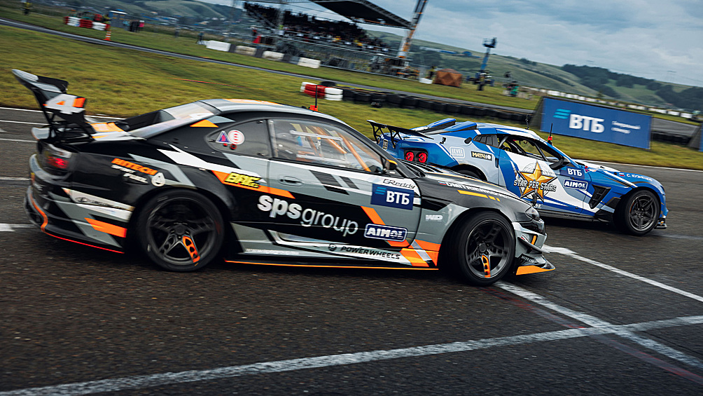 Антон Дмитриенко, который единственным квалификационным проездом в «группе здоровья» смог пробиться в топ-32, дал серьёзный бой Сергею Кузнецову. Оба пилота из заезда в заезд допускали помарки и ошибки, вынуждая судей вновь и вновь отправлять соперников на трассу. Накала борьбы не выдержал даже российский гиперкар Flanker F, который пришлось чинить в паузе между заездами. Но не напрасно — в итоге решением судей в воскресные дуэли прошёл представитель STAR PЁR STARS AIMOL.