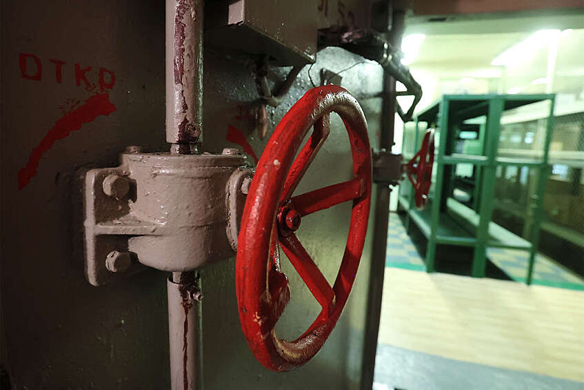 Вентиль защитно-герметической двери в бомбоубежище в центре Москвы. По официальным данным, места в таких бункерах есть для всех жителей и гостей столицы