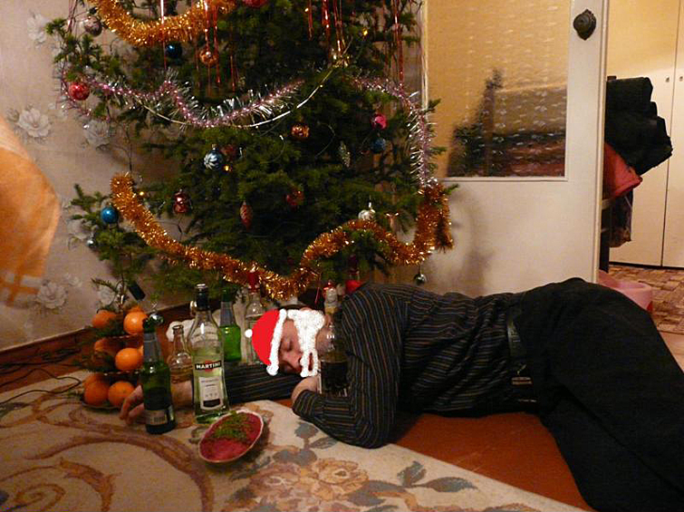 Пришел в гости к пьяной. Мужик под елкой. Парень под елкой. Уснул под елкой.