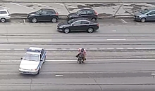 В Воронеже полицейские помогли старушке перейти дорогу, преградив движение своим авто