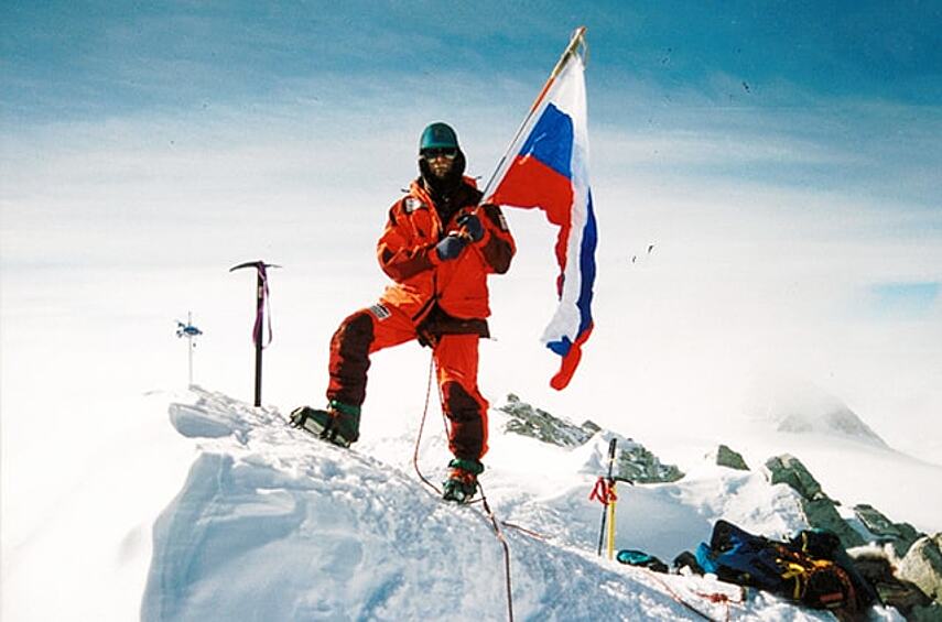 Флаг России поднимали на все самые высокие точки мира. На фото: путешественник Федор Конюхов на вершине массива Винсон (Антарктида, 4 892 м)