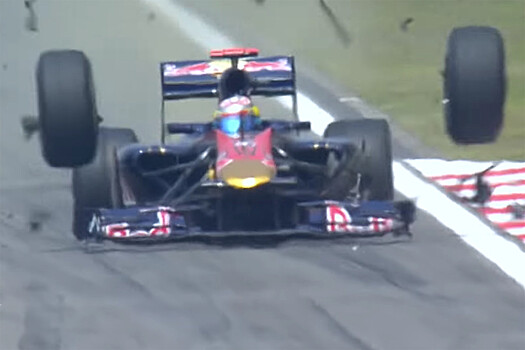 От машины Формулы-1 оторвались оба передних колеса — видео Буэми на Гран-при Китая — 2010