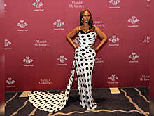 67-летняя топ-модель Иман вышла в свет в подчеркивающем фигуру платье