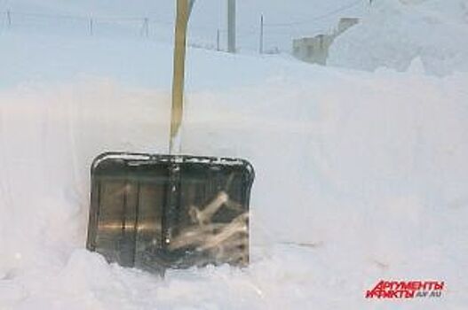 В Рязани внедорожник вытащил застрявший в сугробе снегоуборочный КамАЗ