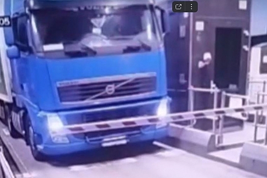 В Ленобласти фура пыталась прорваться через шлагбаум на платной дороге: ДПС выпустила шесть пуль