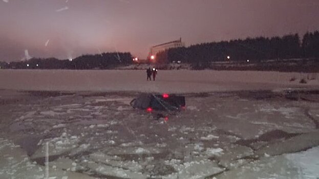 В Петербурге автомобиль ушел под лед