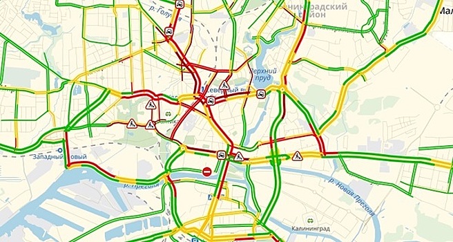 Калининград встал в девятибалльных пробках из-за шести ДТП и дорожных работ