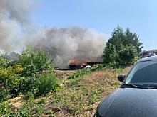 Спасатели потушили крупный пожар в частном секторе Каменска-Уральского.