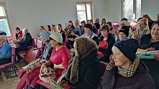 Глава Энгельсского района поздравил работниц МКУ «Городское хозяйство»