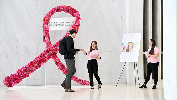 Estée Lauder продолжает кампанию по борьбе с раком груди. Рассказываем, как все начиналось и как в ней поучаствовать