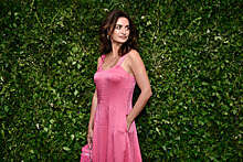 Пенелопа Крус в розовом платье на бретелях появилась на ужине Chanel