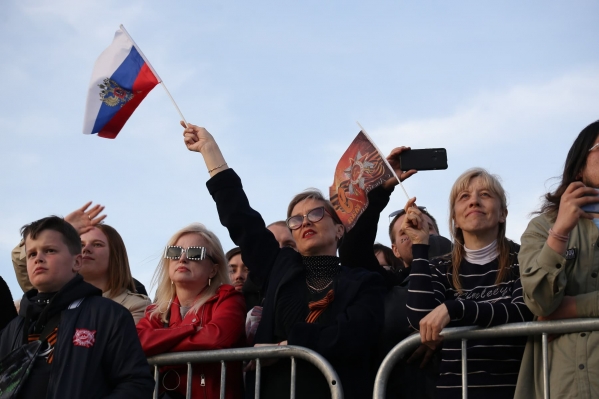 День Победы во Владивостоке отпраздновали раздачей солдатской каши: очередь тянулась до горизонта