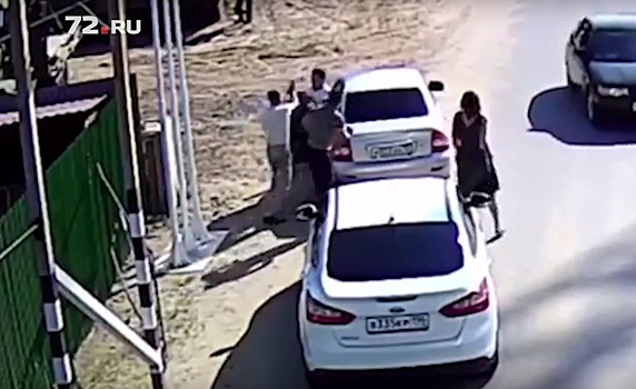 Появилось еще одно видео драки у тюменской переправы: начало конфликта между полицейскими и рабочими