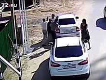 Появилось еще одно видео драки у тюменской переправы: начало конфликта между полицейскими и рабочими