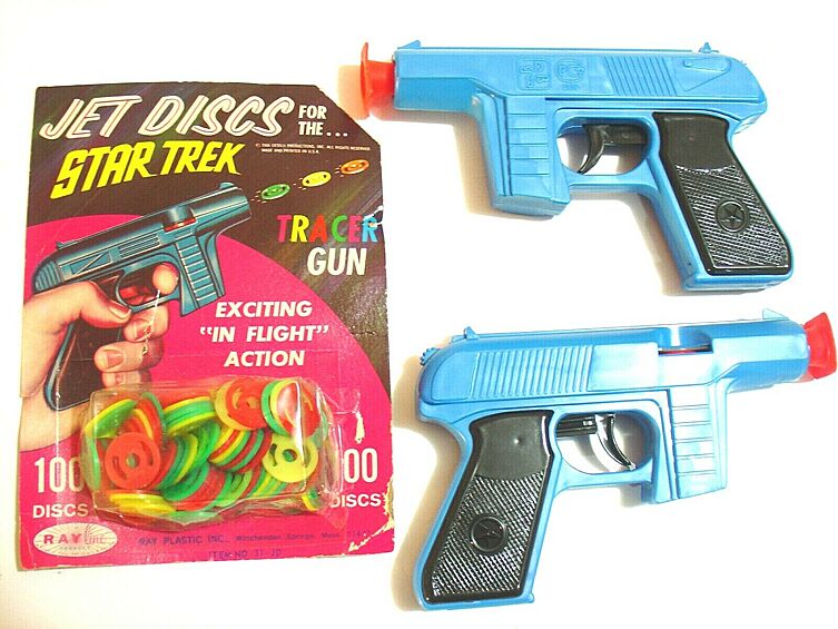 Культовый советский игрушечный пистолет, стреляющий пластиковыми дисками, очень похож на Tracer Gun из сериала Star Trek